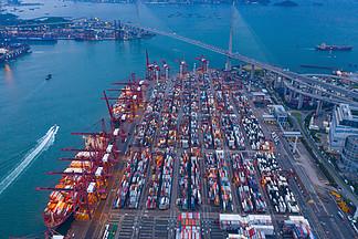 城市进出口业务和物流国际货物中集装箱货 i>船 /i>的空中 i>俯 /i> i
